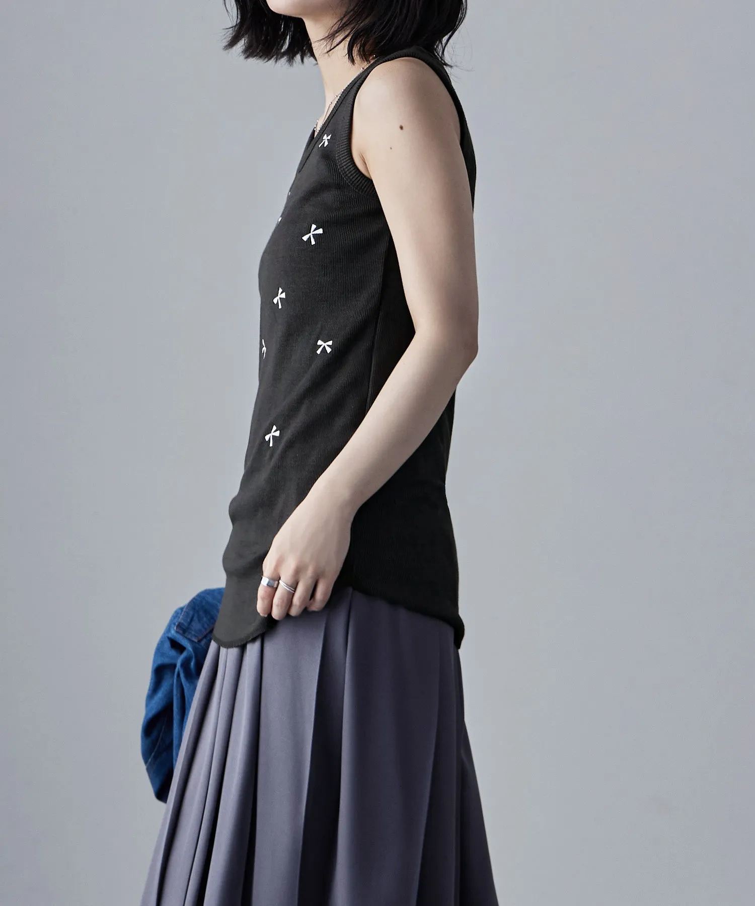 Ribbon embroidery sleeveless tops
