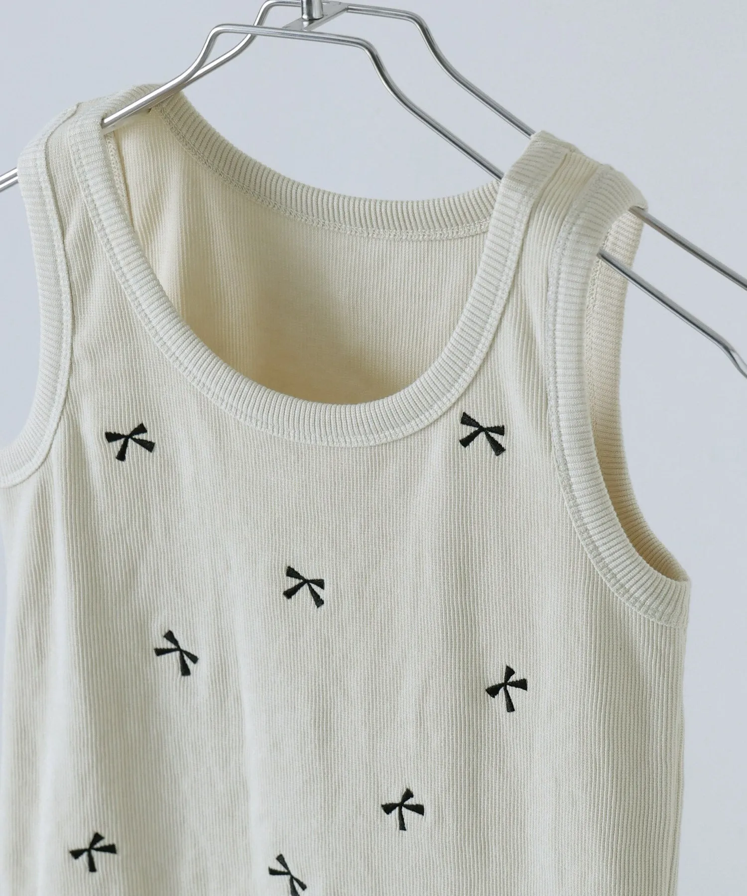 Ribbon embroidery sleeveless tops